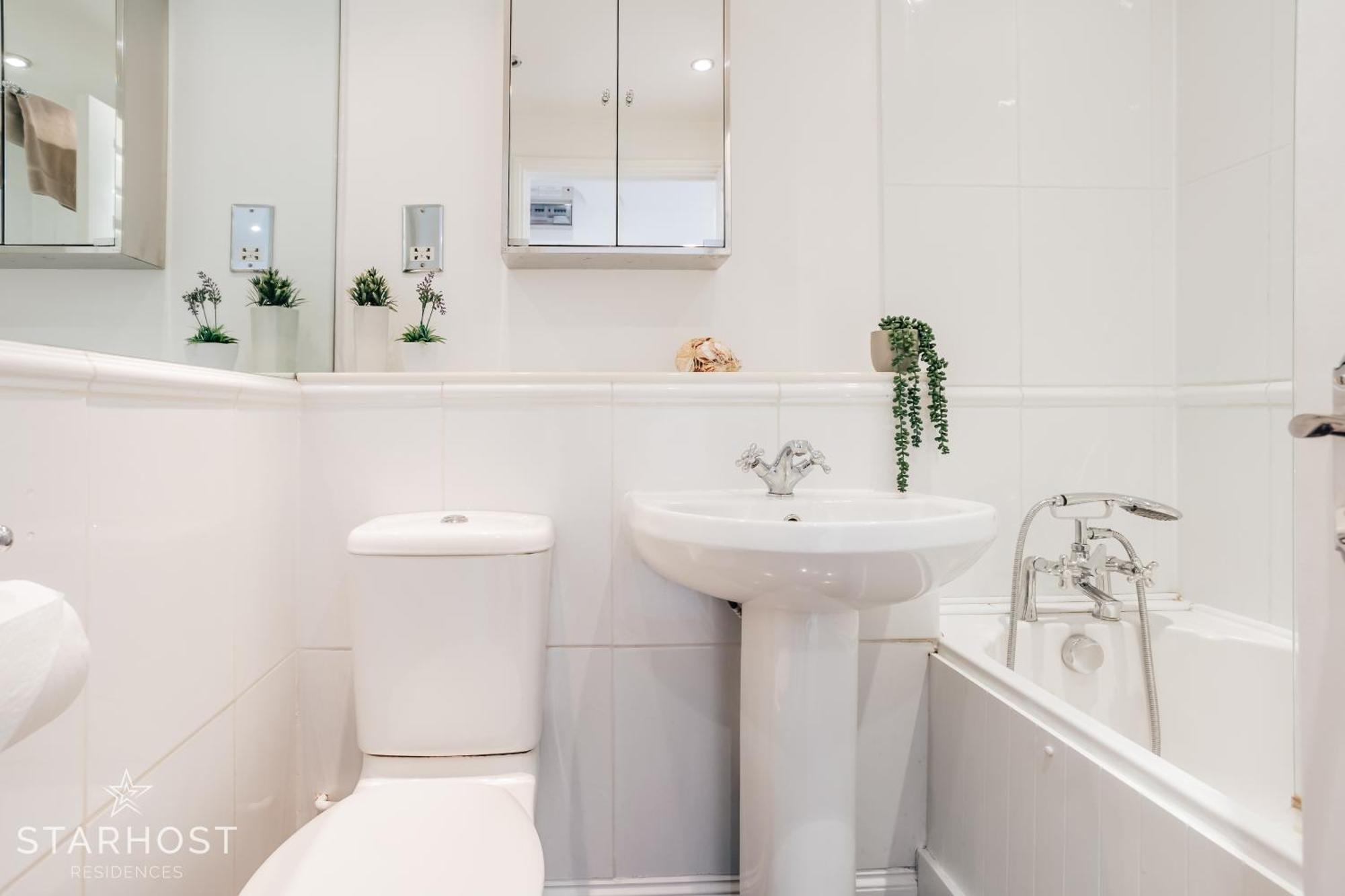 Central 3 Bed Apartment At Regents Court, Newbury Newbury  Kültér fotó