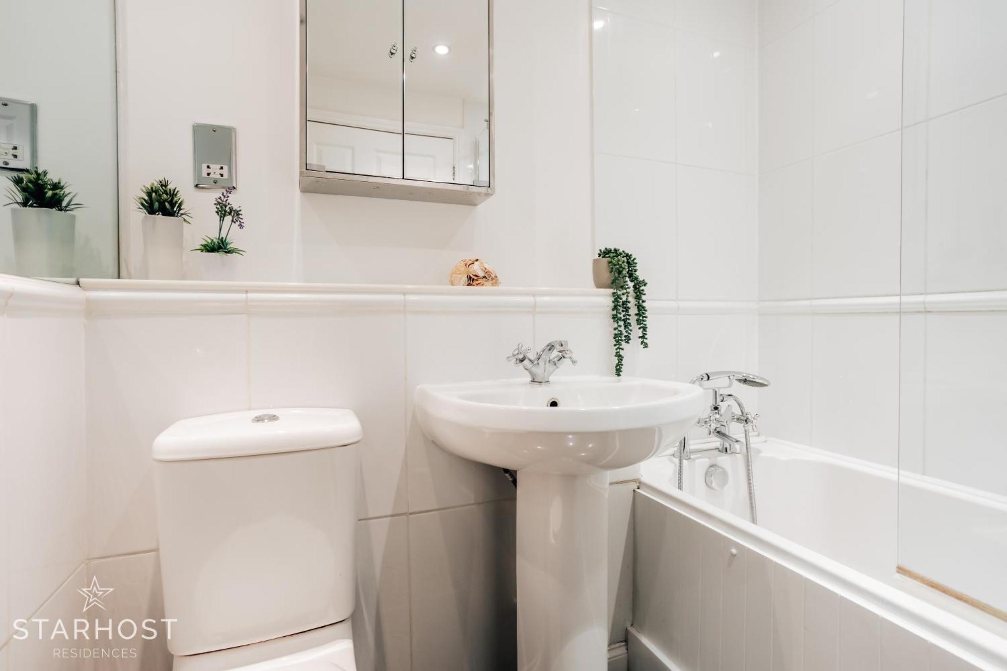 Central 3 Bed Apartment At Regents Court, Newbury Newbury  Kültér fotó